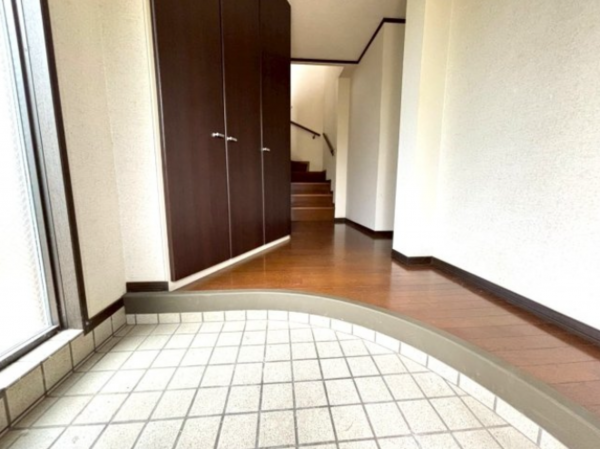 宇部市大字西岐波、中古一戸建ての玄関画像です