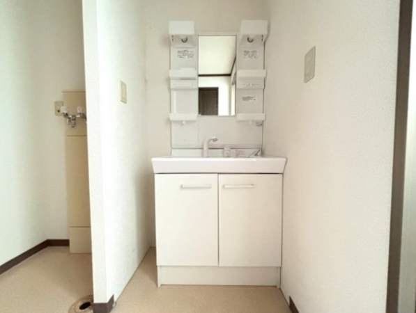 宇部市大字西岐波、中古一戸建ての洗面画像です