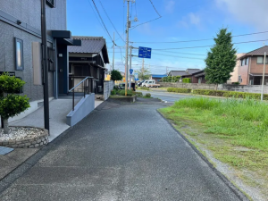 宇部市恩田町、土地の前面道路を含む現地写真画像です