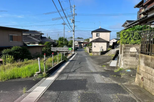 宇部市則貞、土地の前面道路を含む現地写真画像です