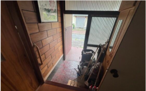 宇部市大字西岐波、中古一戸建ての玄関画像です