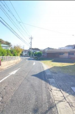 宇部市大字東須恵、中古一戸建ての前面道路を含む現地写真画像です