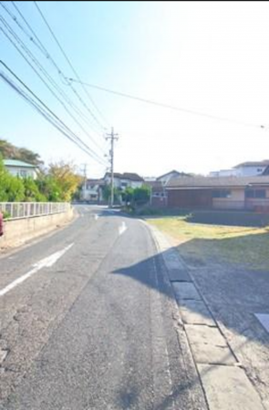宇部市大字東須恵、中古一戸建ての前面道路を含む現地写真画像です