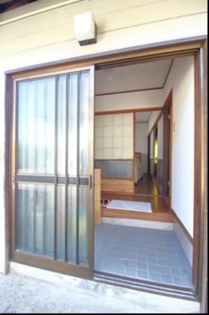 宇部市大字東須恵、中古一戸建ての玄関画像です