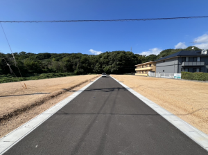 宇部市大字中宇部、土地の前面道路を含む現地写真画像です