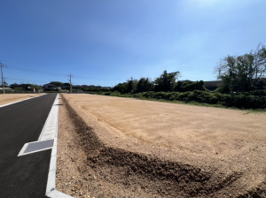 宇部市大字中宇部、土地の前面道路を含む現地写真画像です