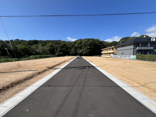 宇部市大字中宇部、土地の前面道路を含む現地写真画像です