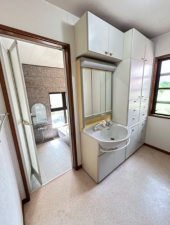 宇部市大字西岐波、中古一戸建ての洗面画像です