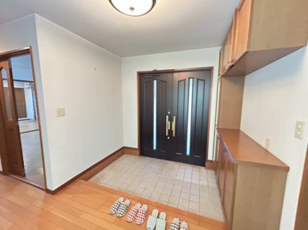 宇部市大字西岐波、中古一戸建ての玄関画像です