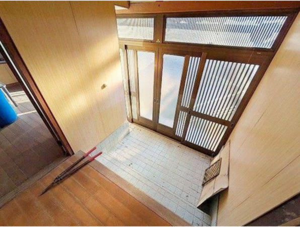宇部市大字上宇部、中古一戸建ての玄関画像です