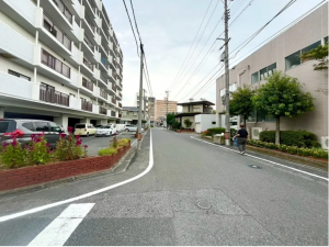 宇部市松山町、マンションの前面道路を含む現地写真画像です