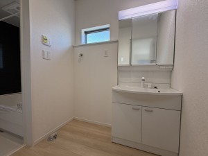 山陽小野田市赤崎、新築一戸建ての洗面画像です