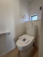 山陽小野田市赤崎、新築一戸建てのトイレ画像です