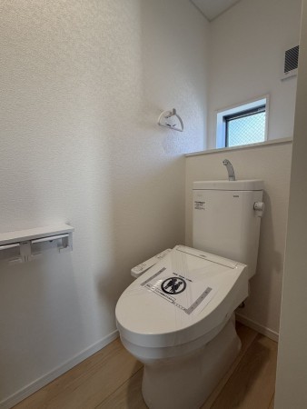 山陽小野田市赤崎、新築一戸建てのトイレ画像です