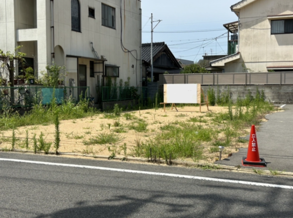 宇部市昭和町、土地の前面道路を含む現地写真画像です