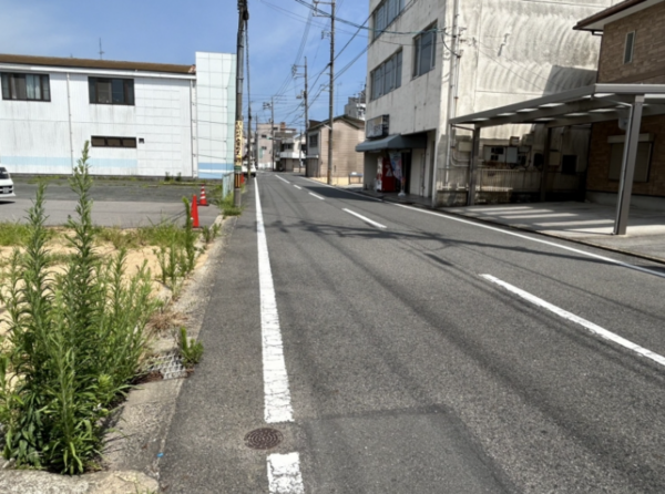 宇部市昭和町、土地の前面道路を含む現地写真画像です