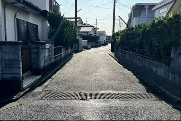 宇部市北琴芝、土地の前面道路を含む現地写真画像です