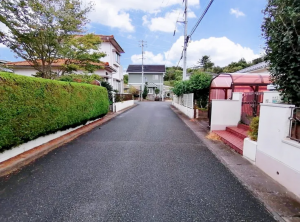 山陽小野田市共和台、中古一戸建ての前面道路を含む現地写真画像です