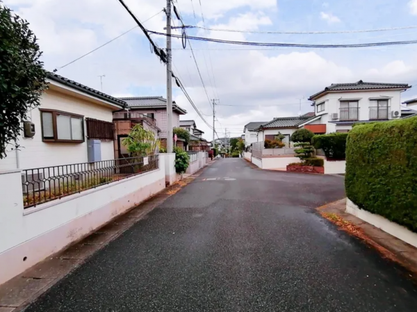 山陽小野田市共和台、中古一戸建ての前面道路を含む現地写真画像です