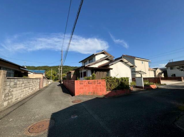 宇部市東藤曲、中古一戸建ての前面道路を含む現地写真画像です