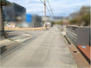 宇部市東梶返、土地の前面道路を含む現地写真画像です