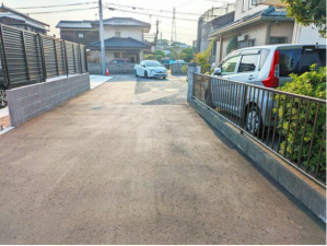 宇部市東梶返、土地の前面道路を含む現地写真画像です
