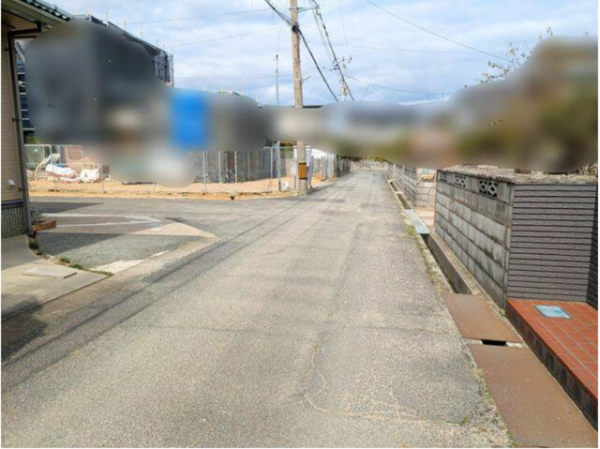 宇部市東梶返、土地の前面道路を含む現地写真画像です
