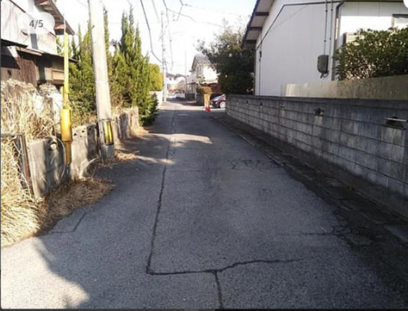 宇部市東藤曲、土地の前面道路を含む現地写真画像です