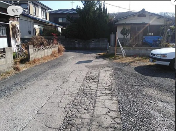 宇部市東藤曲、土地の前面道路を含む現地写真画像です