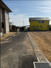 宇部市亀浦、土地の前面道路を含む現地写真画像です