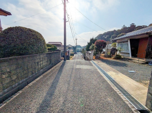 宇部市大字際波、中古一戸建ての前面道路を含む現地写真画像です