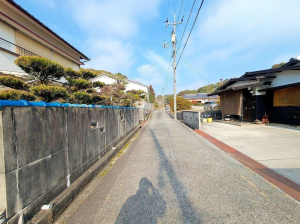 宇部市大字際波、中古一戸建ての前面道路を含む現地写真画像です