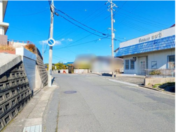 宇部市東平原、土地の前面道路を含む現地写真画像です