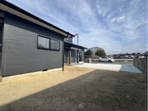 山陽小野田市大字小野田、中古一戸建ての前面道路を含む現地写真画像です