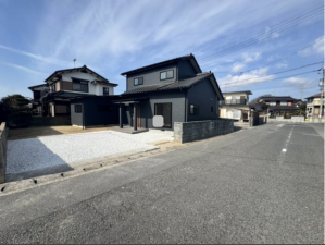 山陽小野田市大字小野田、中古一戸建ての前面道路を含む現地写真画像です