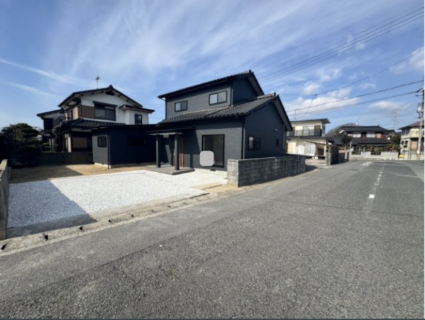 山陽小野田市大字小野田、中古一戸建ての前面道路を含む現地写真画像です