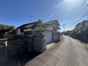 山陽小野田市大字有帆、中古一戸建ての前面道路を含む現地写真画像です