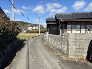 山陽小野田市大字有帆、中古一戸建ての前面道路を含む現地写真画像です