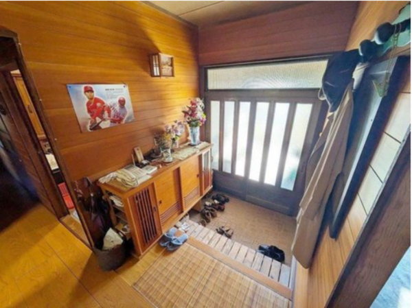 宇部市大字妻崎開作、中古一戸建ての玄関画像です