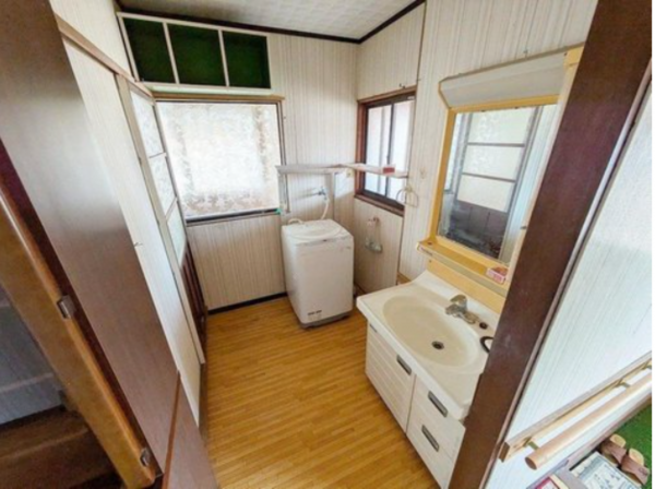 宇部市笹山町、中古一戸建ての洗面画像です