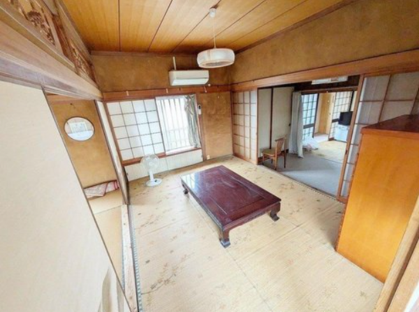 宇部市笹山町、中古一戸建ての居間画像です