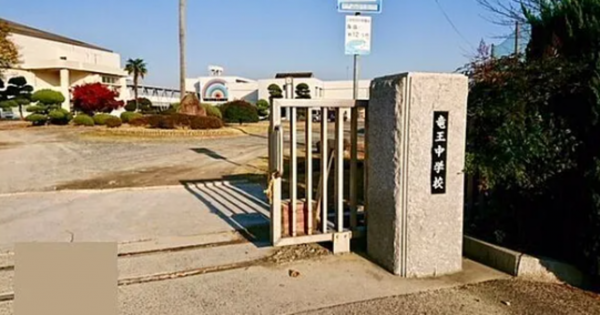 山陽小野田市大字小野田、中古一戸建ての中学校画像です