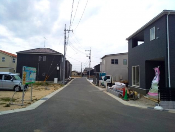 宇部市大字西岐波、新築一戸建ての前面道路を含む現地写真画像です