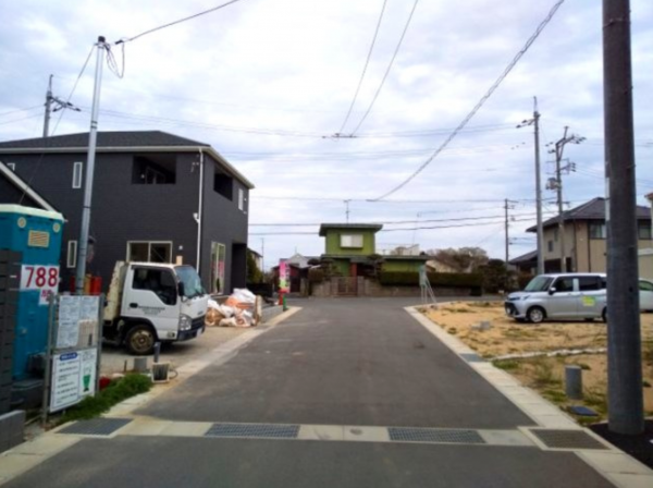 宇部市大字西岐波、新築一戸建ての前面道路を含む現地写真画像です