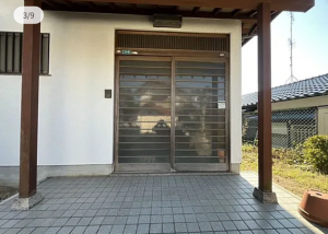 宇部市則貞、中古一戸建ての玄関画像です