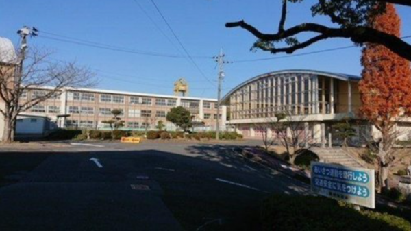 宇部市大字船木、中古一戸建ての小学校画像です