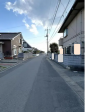 宇部市大字西岐波、中古一戸建ての前面道路を含む現地写真画像です