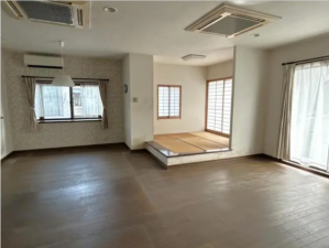 宇部市大字西岐波、中古一戸建ての居間画像です