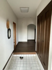 宇部市大字西岐波、中古一戸建ての玄関画像です