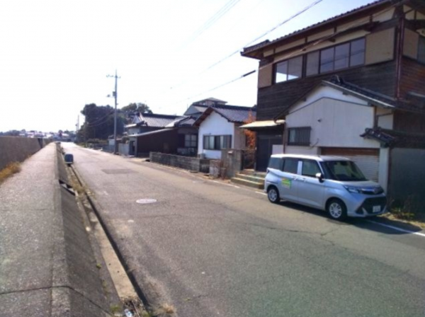 宇部市床波、中古一戸建ての前面道路を含む現地写真画像です